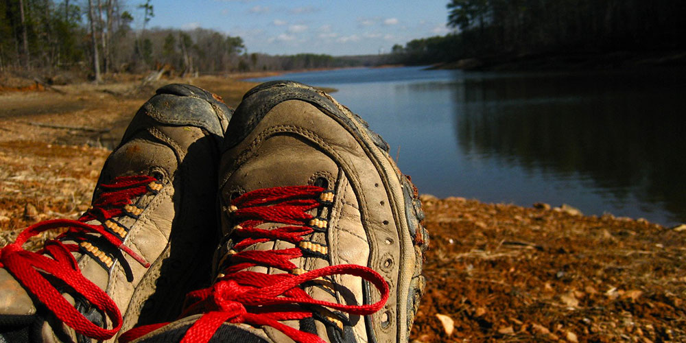 Taking a break on the shore of Falls Lake | Photo © Rebecca Walling